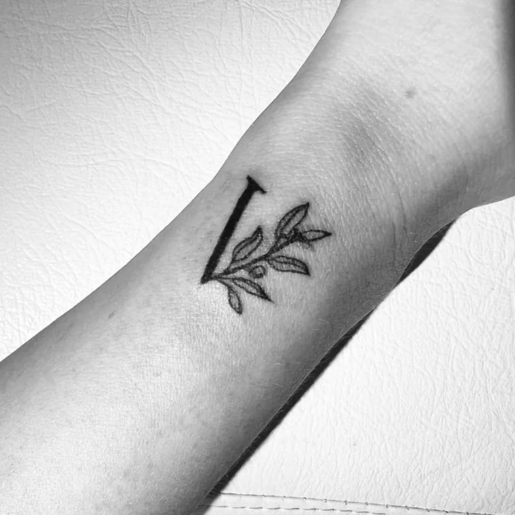 S ❤️ V 👈 Beautiful Latter Tattoo Tricks Design . . Credit :  @mehandi_by_afreen786 . . . . . . #mehandi #love #hennainspo #mehndilove… |  Instagram
